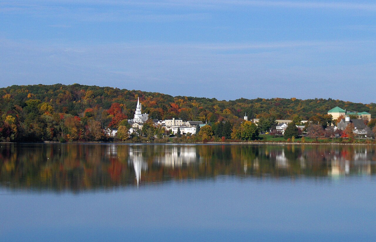 Carmel Hamlet and Lake Gleneida, the Putnam County seat — photo via Wikimedia Commons (CC BY-SA)