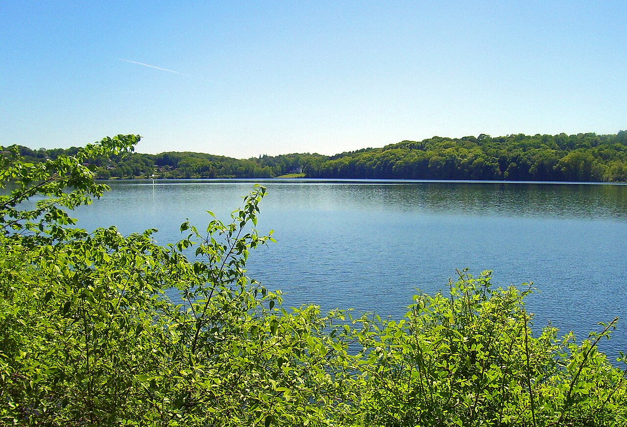 Lake Gleneida in Carmel, the Putnam County seat. Photo: Daniel Case, Wikimedia Commons (CC BY-SA 3.0).