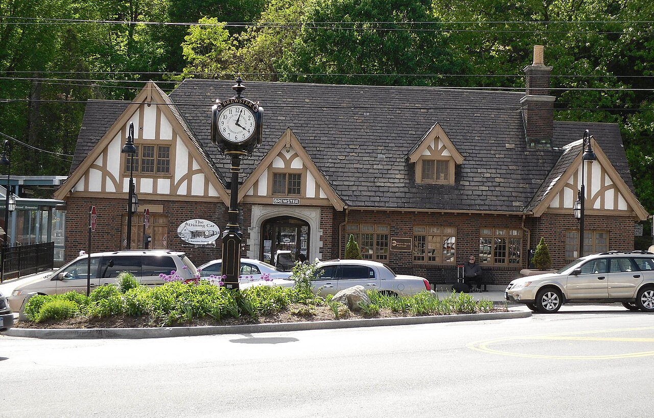 The Metro-North station building in Brewster, New York. Photo: Doug Kerr, Wikimedia Commons (CC BY-SA 2.0).